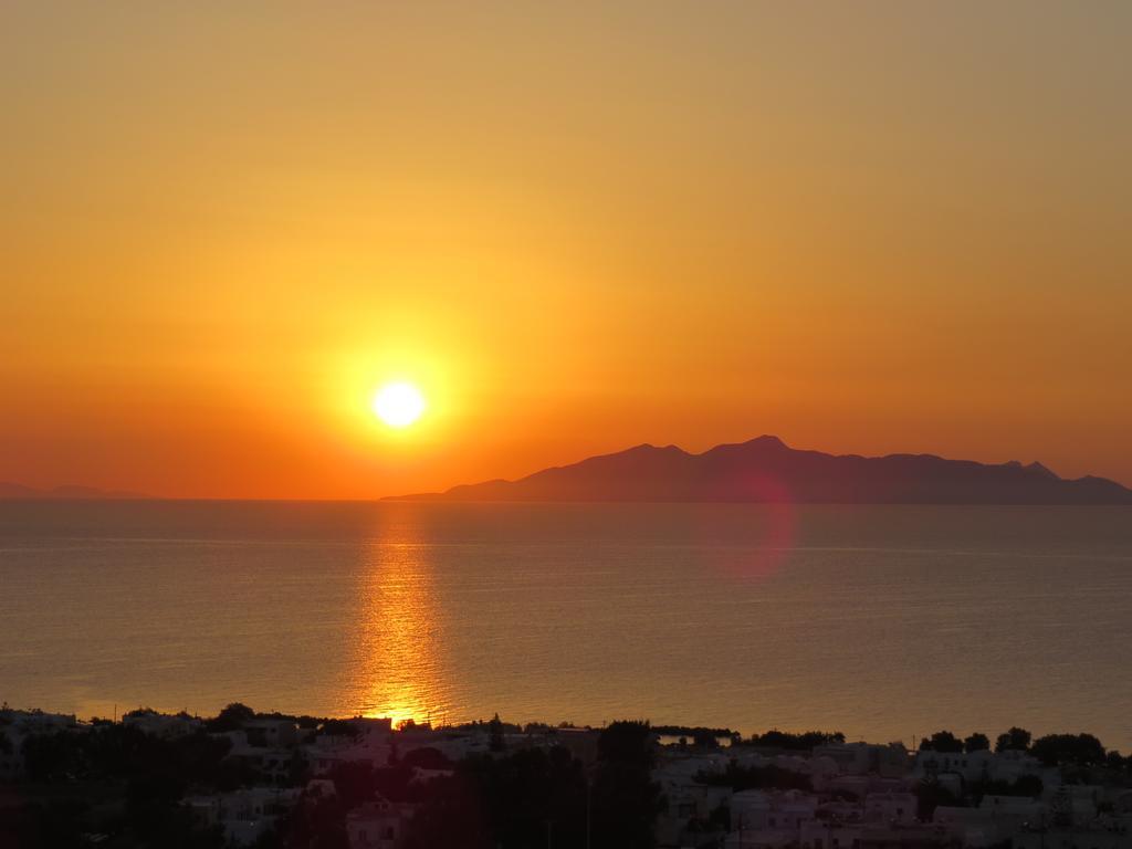 Acropole Sunrise Aparthotel Kamári Exteriör bild